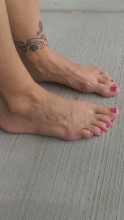 redherring53: jeaninealexandersfeet: I love my veins. i love your veins too!