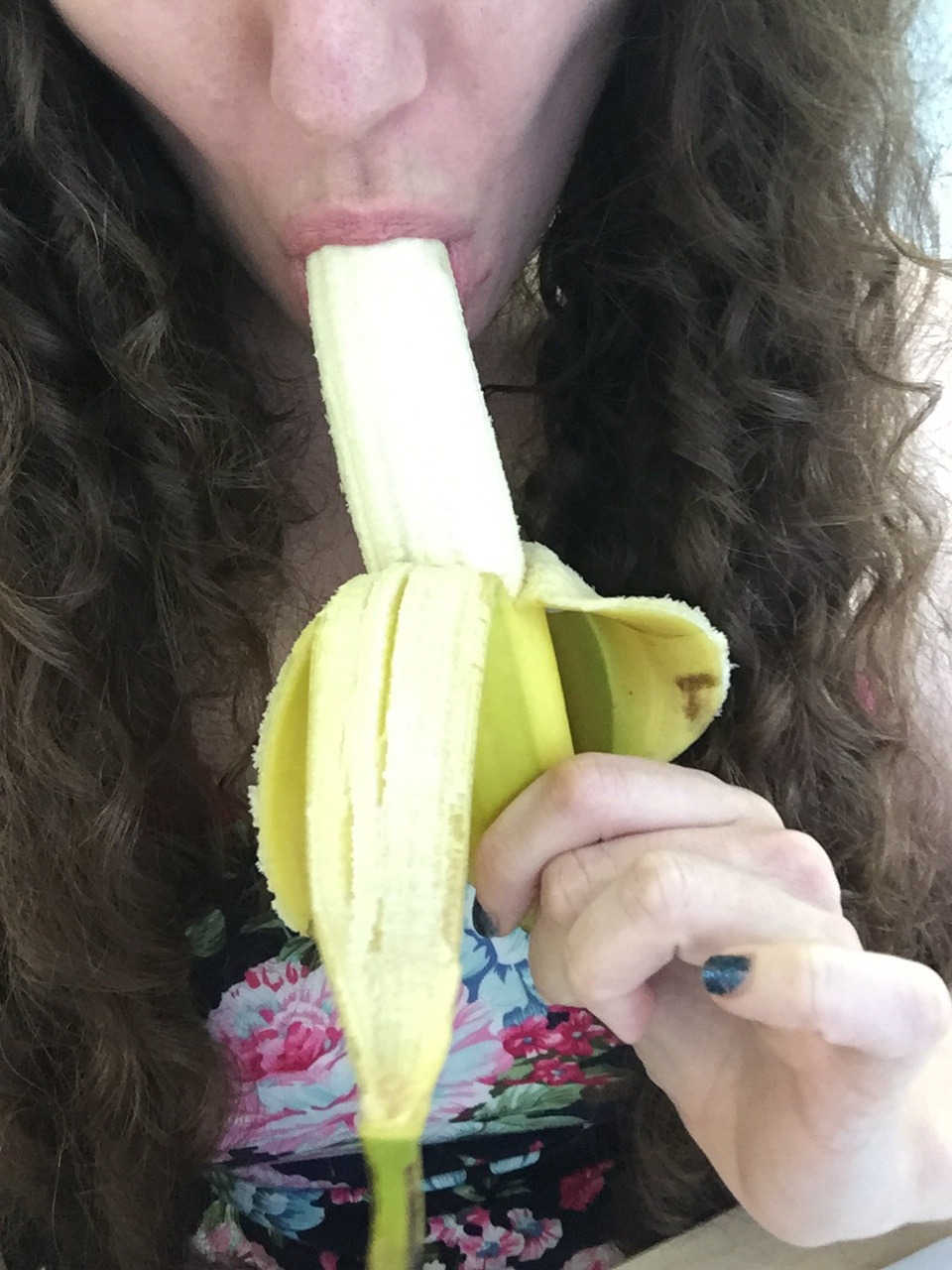 msjigglypuffs:  Sitting at the front desk at work today and having fun with a banana!