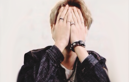 fan-qins:  ⓒ Kris being /)__(\  He has yaoi hands.