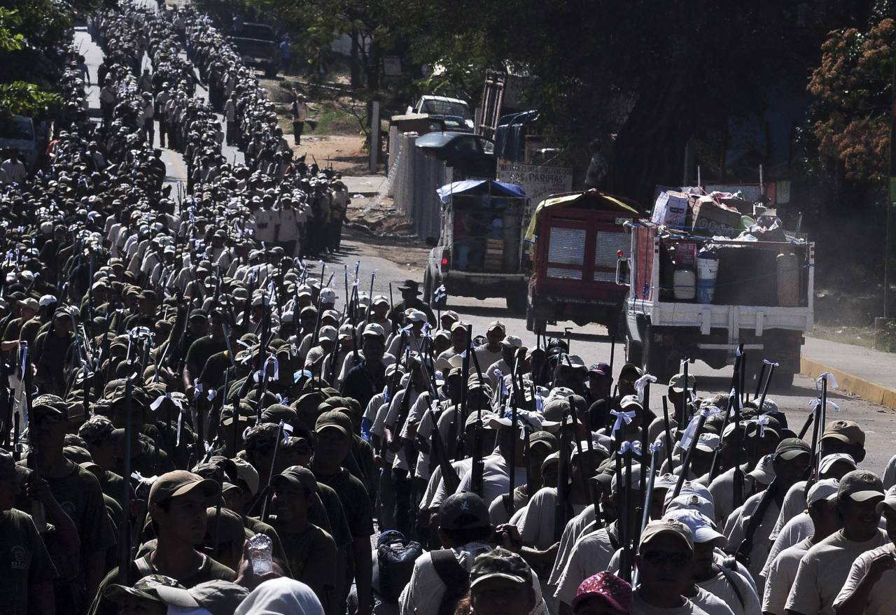 Decenas de miembros de los llamados “grupos de autodefensa” retienen a una quincena de agentes de la Policía local y han tomado la localidad de Parácuaro, en el estado de Michoacán (Mexico), donde varios pequeños municipios han sido tomados por estas...