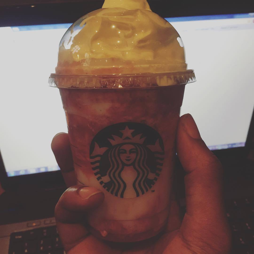 Quand ton bureau c'est le #Starbucks du coin #frapuccino #fraise #strawberry #oklm