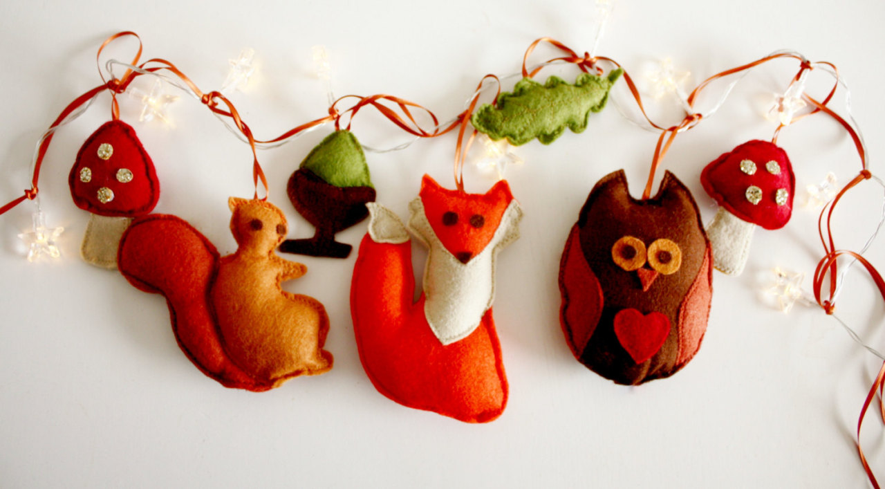 sosuperawesome:  Felt string lights by ButtonOwlBoutique on Etsy 