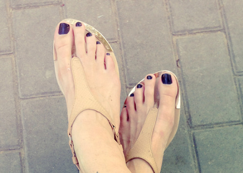 ropesnotroses1: I miss summer and sandals.  incredibly sexy feet!