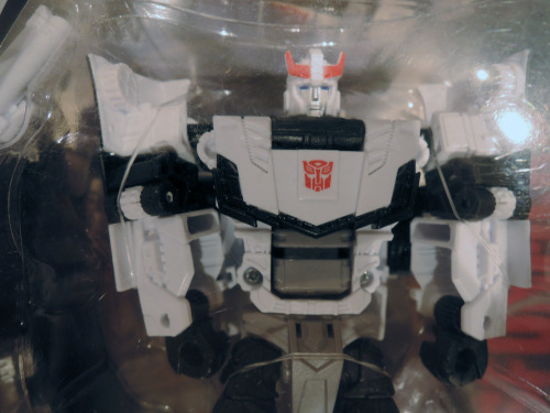 (Better pictures of) Hasbro provided teaser CW toys for TFND forum gathering.Leader Class Starscream