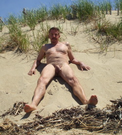 nude-men-outdoors:  Contribution from nowinfleshappearing.