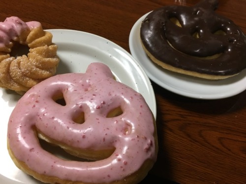 greenminister:差し入れにミスドのハロウィンキャンペーンのドーナツをいただきました。  Gimme! 