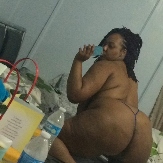 lyonqueen:  Old pics of my Sexy Juicy Ass😘😘