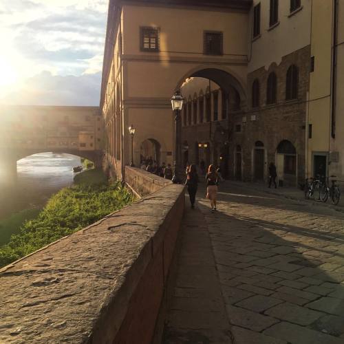 Walking to sunrise at Ponte Vecchio.#enjoylife #enjoy #photo #people #architecturephotography #arc