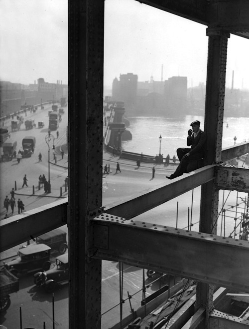 luzfosca:A workman rests on a girder during the construction of Unilever House in Blackfriars, Londo