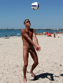 Vacaciones naturistas y deporteshttp://blogzen00.tumblr.com/