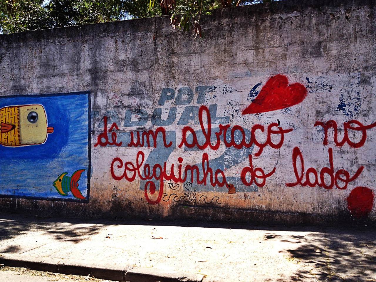 olheosmuros:  Abrace o colega ao lado União, Belo Horizonte, MG. Foto enviada por