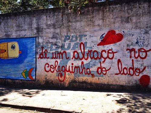 olheosmuros:  Abrace o colega ao lado União, Belo Horizonte, MG. Foto enviada por Lídia Alves Lage.  