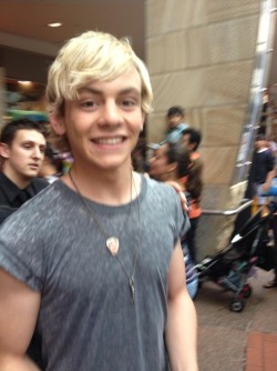 auslly-raura-r5:  Awwww <3 Rossy with