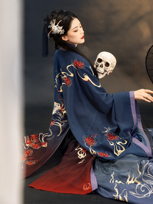 hanfugallery: chinese hanfu by 宴山亭 The second set of hanfu depicts the mythical Chinese beast called