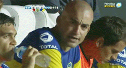 Estar hablando con tu papá y que no te de bola por mirar la tele: