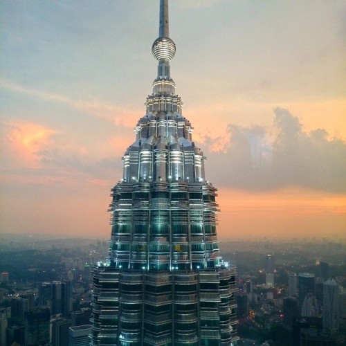 Breathtaking, drizzling #sunset at the highest #view in #KualaLumpur #TwinTowers #Petronas   #travel #Malaysia  (at Observation Deck @ Level 86 Petronas Twin Tower)