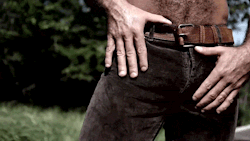 randydave69:  angryhole:  Angry Hole!  the international ‘suck this’ sign! 