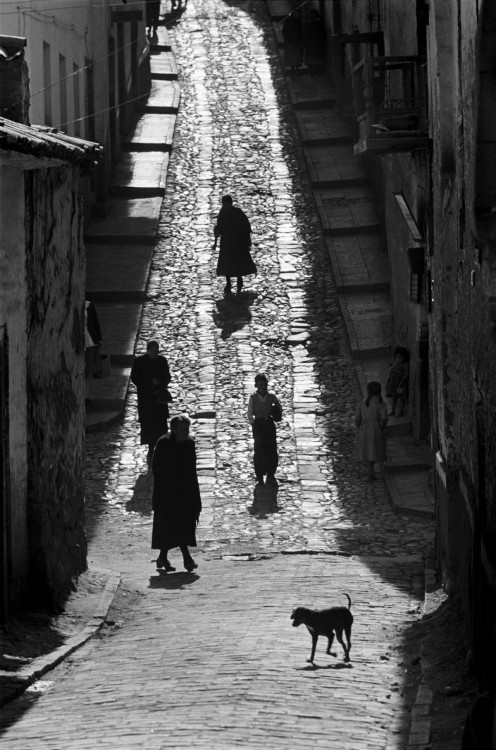 attropin:  People walk down a street. Cuzco, Peru, 1954 by Werner Bischof