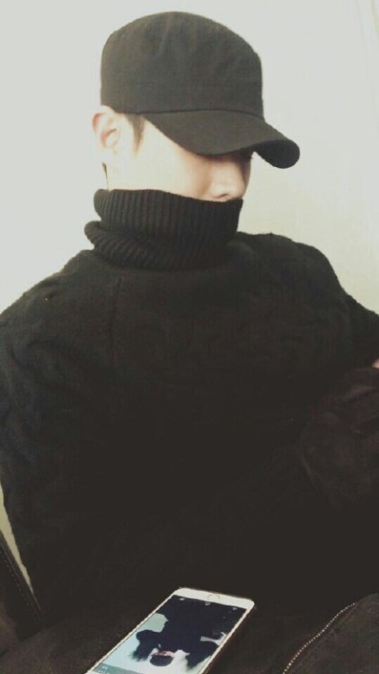 A photo present from Lee Joon! Lee Joon inside the phone is greeting “See you later!” (^