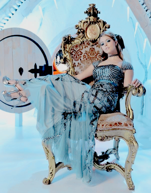 evilqueened:   5x13 “How the ‘A’ Stole Christmas” Stills