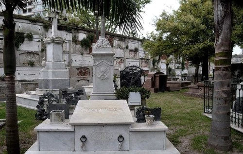 lacrimis:Cementerio del Buceo - Montevidéo, adult photos