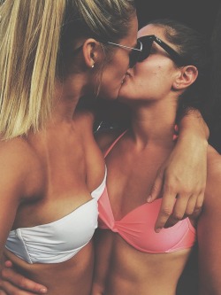 lesbians-run-the-world:  Download HER: Meet girls who like girls in your area 👭
