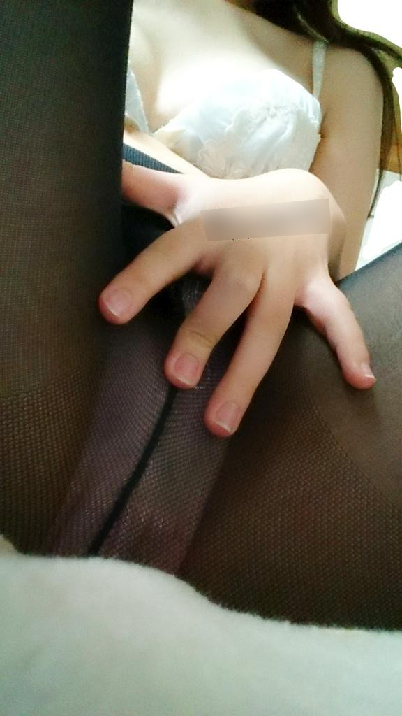 totikoma:  Twitter裏垢で処女の１８歳がピンク色した処女膜付きパイパンま●こくぱぁ自撮り
