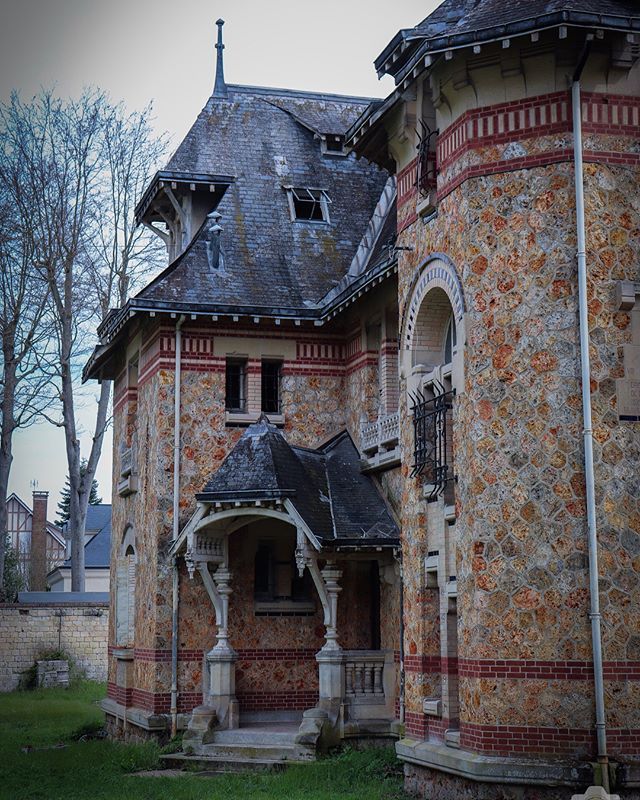steampunktendencies: Abandoned beauty somewhere in France source 