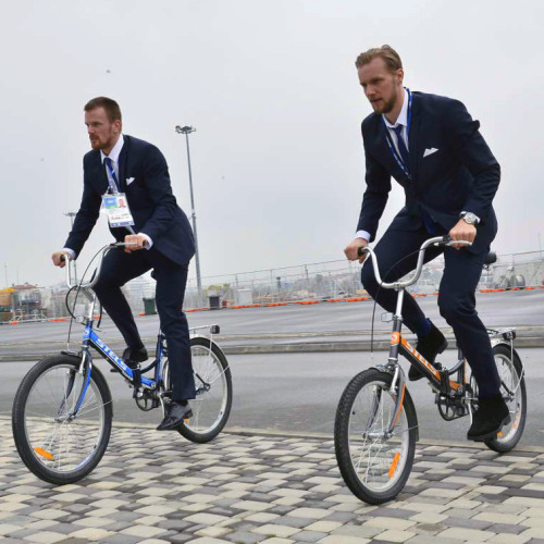 hockeyswedes:  Tre kronor arriving to the arena today (14/02/21) 