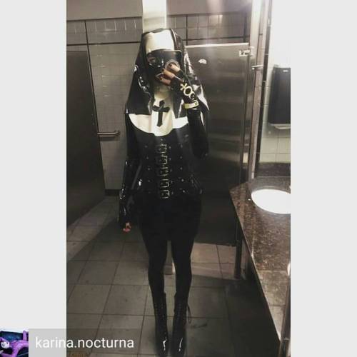 Credit to @karina.nocturna : My outfit from last night. Lubey phone = blurry ass selfie #latex #lat