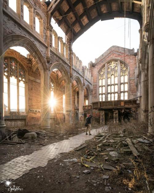 (via Church Ruin at Sunset, Midwest USA [OC] [1080 X 1350] IG: @the_sparkler : urbanexploration)