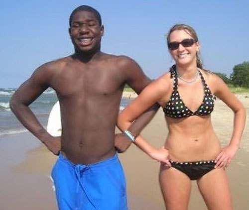 teen-interracial:  These two beach buddies are getting along nicely. Interracial