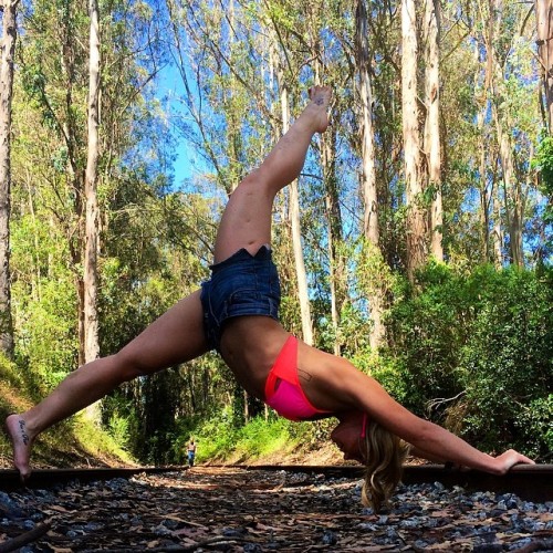 yogabypaige:  Three leg down dog on this gorgeous Santa Cruz day!! @robinmartinyoga These tracks are wiiiide! I dunno how you made it look so graceful! 😜👙☀️ #yoga #asana #totallyweddingplanning #nofilter (at New Brighton State Beach) 