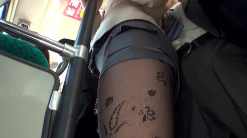 morgan-tan-tan:  2014-06-09 通勤公車 穿著黑絲襪的OL (忍耐不住插入了濕搭搭的小穴裡)