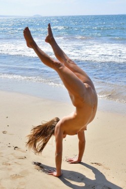 tvnyca:  jpvin08:pks-beachbum:  all-naked-girls:   All-Naked-Girls    Beautifully Shadowed !   Simply Delicious  WOW very athletic! You never see that on the beach every day A++
