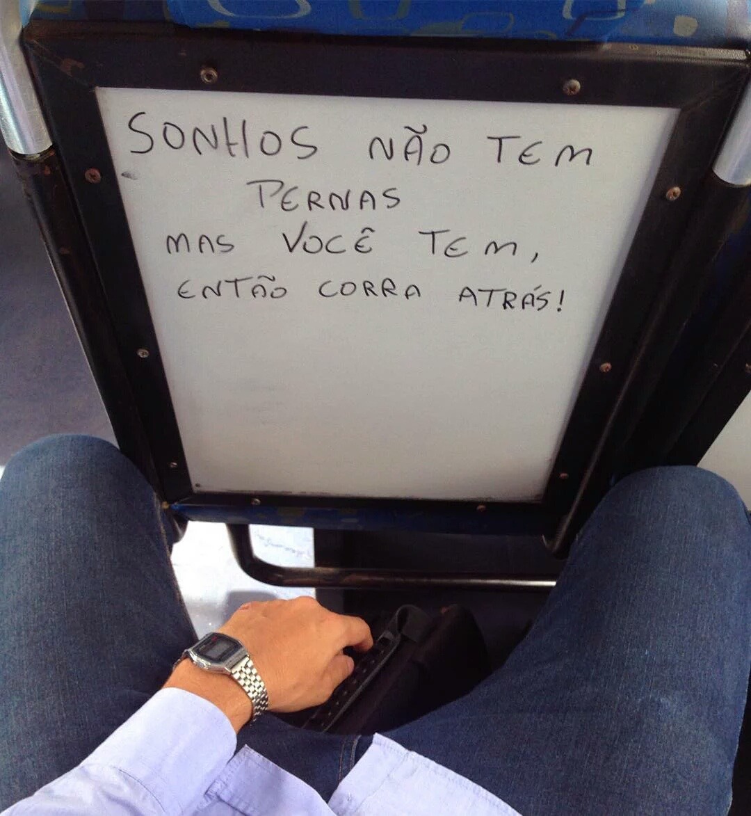 Hoje o sofrimento virou poesia