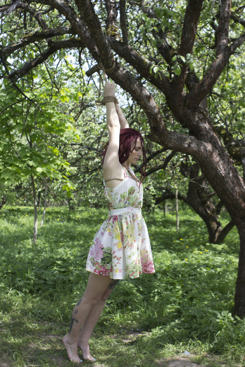 azzky: Anna in the apple garden