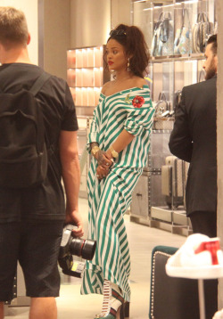 hellyeahrihannafenty:  Rihanna shopping in Milan 7/12/16 