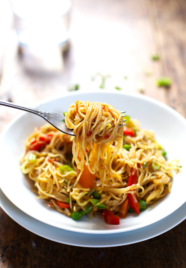 do-not-touch-my-food:  Stir Fried Singapore Noodles with Garlic Ginger Sauce