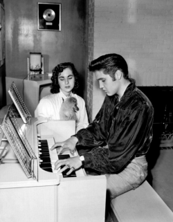 annaholmann: clintreno:  Elvis and Barbara