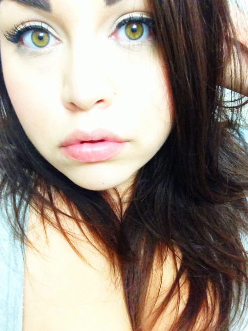 optimisticallychallenged:  touchme-justlikethat:  wide-eyed, pleaseeeeeee take me now.  Omfg youre gorgeous .