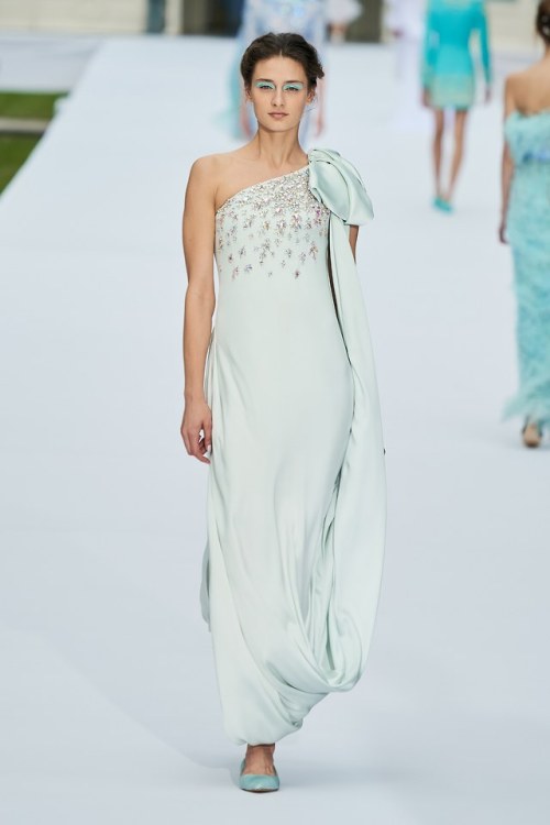 Runway - Fall 2019 Couture - Ralph & Russo____Arthur and Puff are everywhere …Facebook  |  Stamp