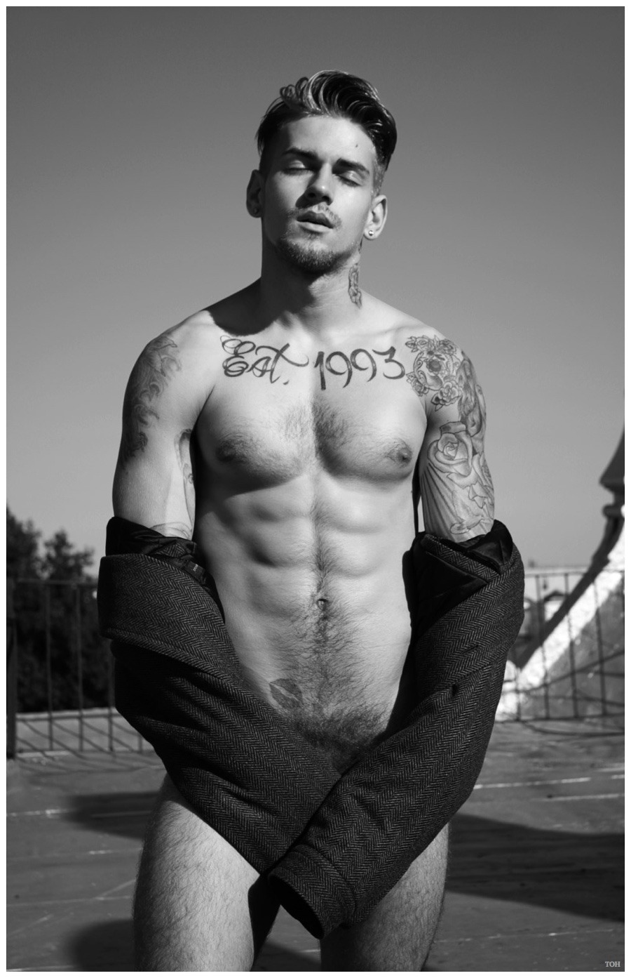 straight4gay:  Delivering the hottest men on tumblr, only posting images that get