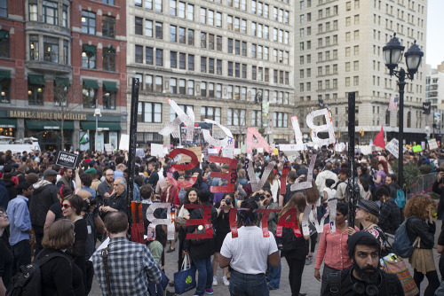 yungfeminist:  huffingtonpost:  Thousands Of New York Protesters Rally In Solidarity With Balitmore’s Freddie GrayNEW YORK – A New York police officer was hurt and at least a dozen people were arrested Wednesday as thousands of protestors gathered
