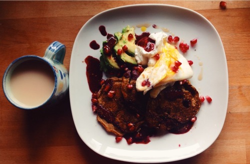 Whole wheat pancakes, avocado, egg, Greek yoghurt, pomegranate, frozen blueberry smoothie, cinnamon 