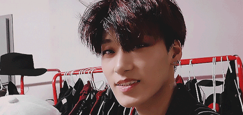sanbotaged:messy hair and a smile