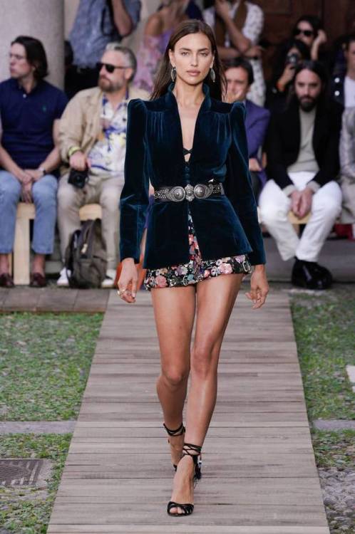 Irina Shayk | Etro Spring/Summer 2020 Ready To Wear