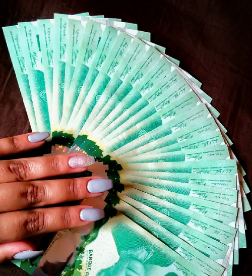 enchantedpineseed: This is the money mani, reblog to bring prosperity and men who shower thoroughly 