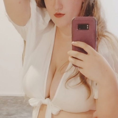 Oh heyyyy, I found a titty pic that doesn’t have nipples showing 🙄