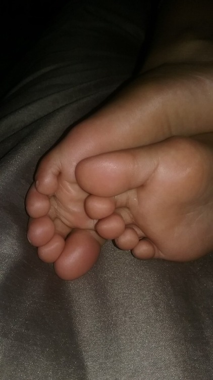 thosetoes305:  couch feet